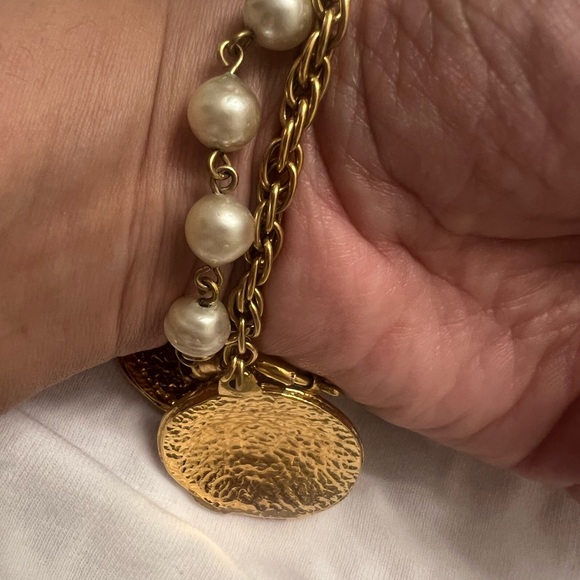 ❤️☝️👏Chanel medallion bracelet ☝️👏❤️Authentic☝️👍🌹🥰 - Picture 8 of 10